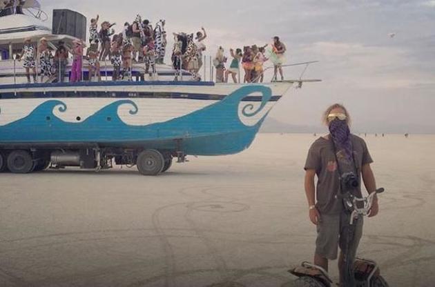 Драконы, гигантские скульптуры и металлические пингвины: в Неваде проходит фестиваль Burning Man
