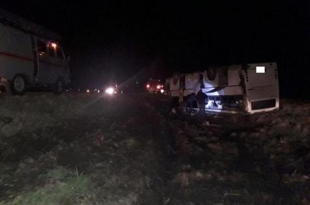 Рятувальникам довелося розрізати салон автобус з допомогою спецобладнання