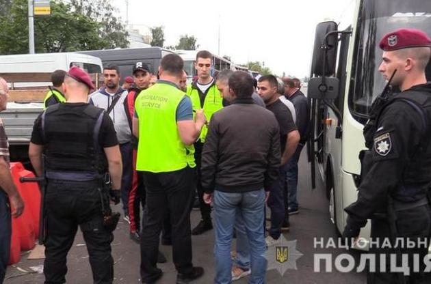 50 человек будут принудительно отправлены в свои страны