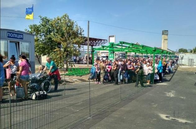 Полицейские остановили конфликт на КПВВ