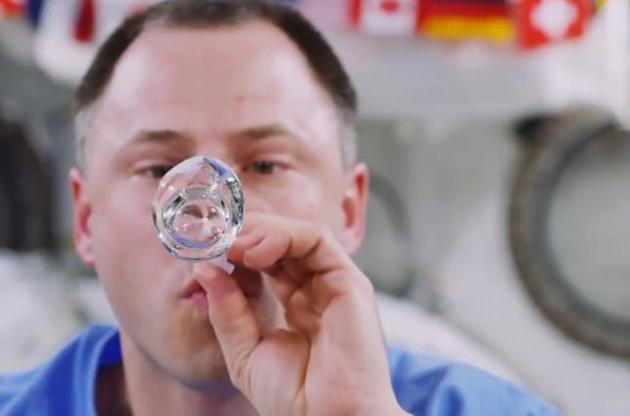 Астронавты МКС провели эксперимент с пузырьком воды