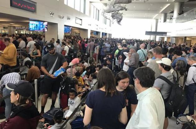 В аэропорту США образовались гигантские очереди из-за сбоя системы