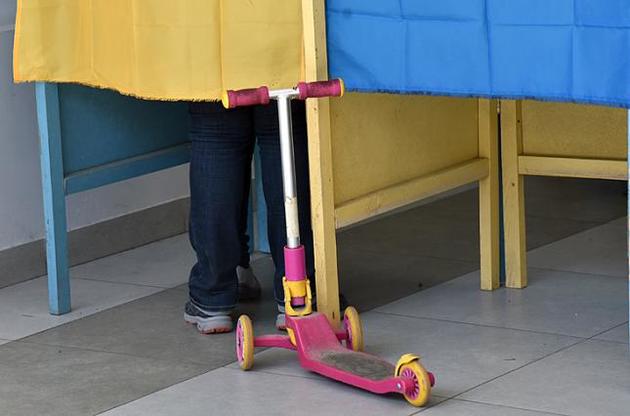 Девушка и ее мать говорят, что не знали, с какого возраста в Украине можно голосовать