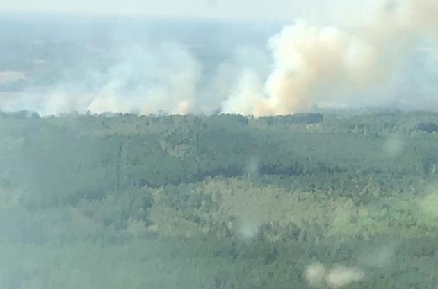 Рятувальники продовжують гасити пожежу у лісництві недалеко від Чорнобиля