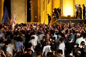 Уранці — крісло, увечері — протести