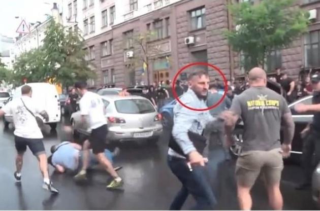 На автомобиль Порошенко прыгал россиянин из "Азова", которому Зеленский дал гражданство – СМИ