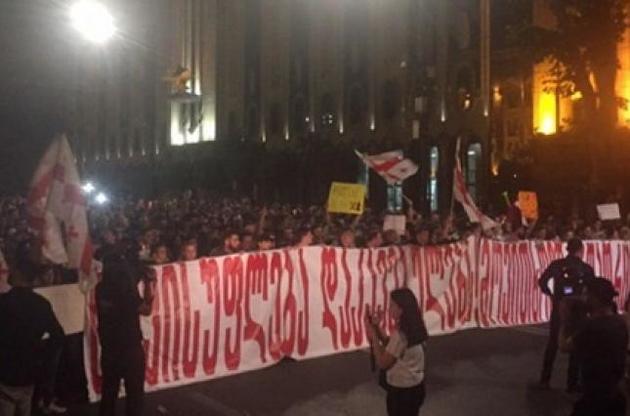 Протесты в Грузии: Тысячи людей пикетировали офис лидера правящей партии