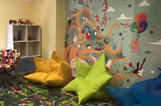 Багато відвідувачів приходять в суди з дітьми