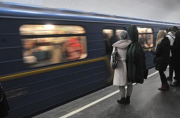 В киевском метро человек упал на рельсы, не работает несколько станций