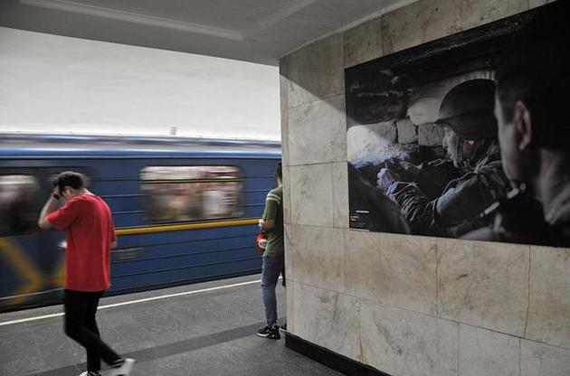 Упавшая на рельсы в киевском метро женщина погибла