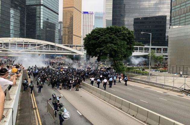 Масштабні протести в Гонконзі: поліція стріляє у демонстрантів гумовими кулями