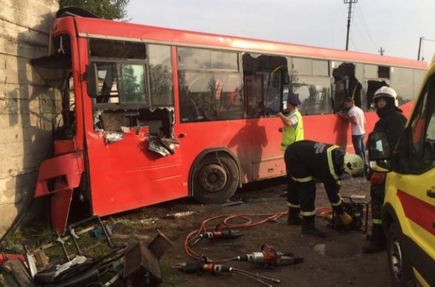 В Перми автобус врезался в бетонную стену: 32 человека госпитализированы