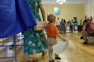 Як українці голосували на виборах до Ради: фоторепортаж