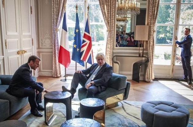Прем'єр Британії розкуто закинув ногу на стіл під час офіційної зустрічі у Франції