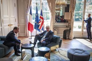 Премьер Британии раскованно закинул ногу на стол во время официальной встречи во Франции