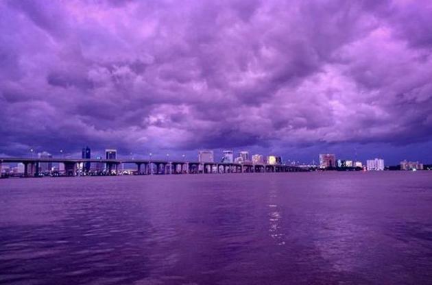 Ураган Доріан на прощання вразив мешканців Флориди моторошним фіолетовим небом