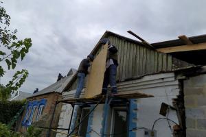 Украинские спасатели отремонтировали почти 480 домов мирных жителей Донбасса