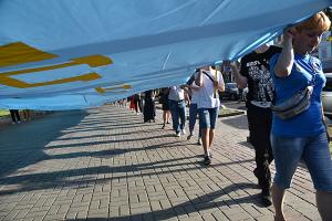 Хрещатиком пронесли 40-метровий кримськотатарський прапор