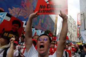 В Гонконге десятки тысяч людей вышли на очередную акцию протеста