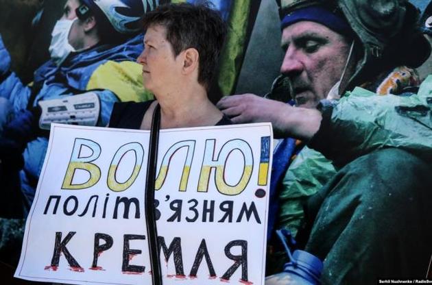 Обмен удерживаемыми лицами: родственников увезли на автобусах от офиса Денисовой