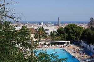В Барселоне женщинам разрешили купаться топлес в любом бассейне города