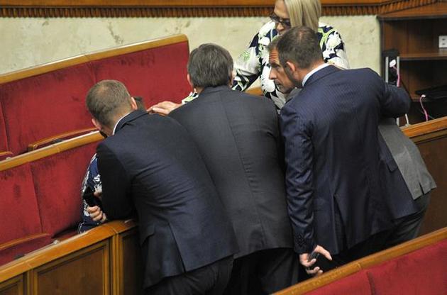Зеленський вимагає у Парубія зібрати завтра депутатів на позачергове засідання