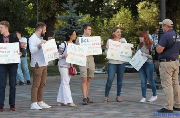 Під будівлею парламенту понад 100 активістів