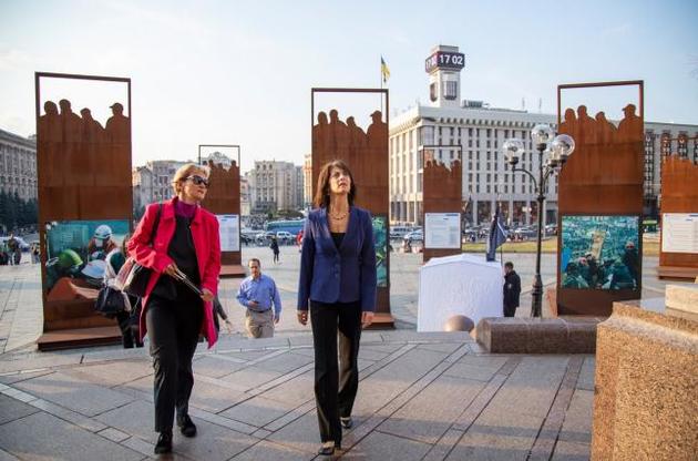 Помощнице госсекретаря провели экскурсию по Майдану