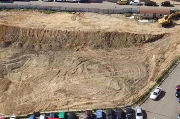 Будівельна техніка розрівнювала територію і зносила об'єкти минулих власників