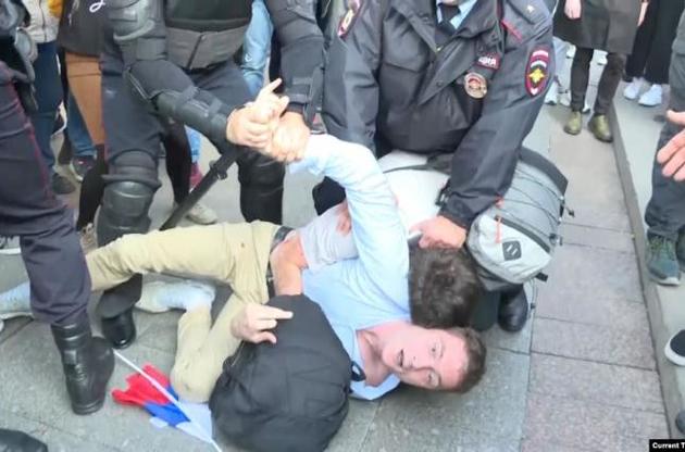 Один з росгвардійців вивихнув плече під час побиття людей