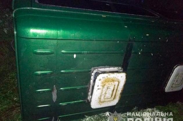 В Черновицкой области перевернулся микроавтобус и столкнулись два легковых автомобиля