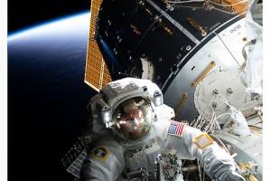NASA показало выход астронавта в открытый космос