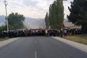 Задерживавшие Атамбаева милиционеры Кыргызстана прорываются в Бишкек пешком