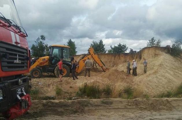 В Ровенской области двух детей засыпало песком в карьере