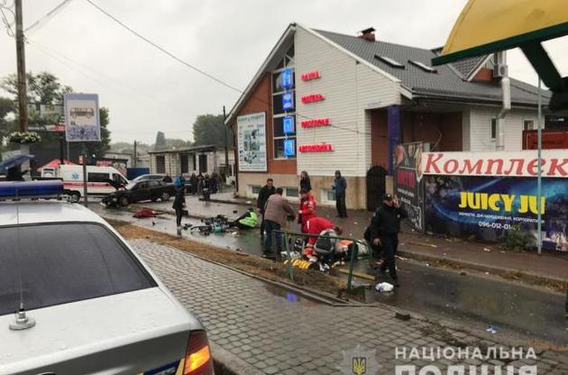 Поліцейський влетів у зупинку