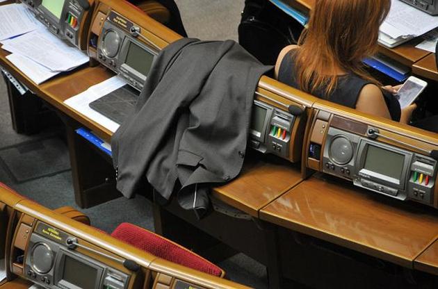 Новоизбранные депутаты согласовали состав временного президиума Рады