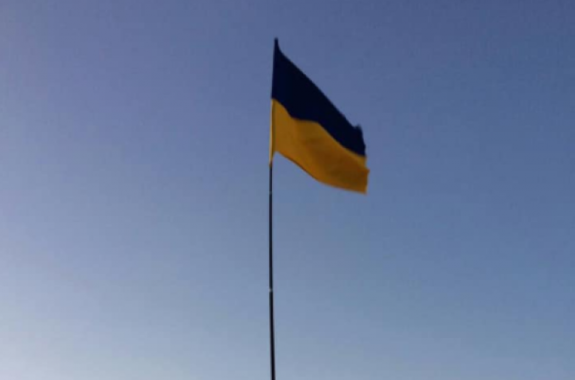 В аннексированном Крыму патриоты подняли украинский флаг