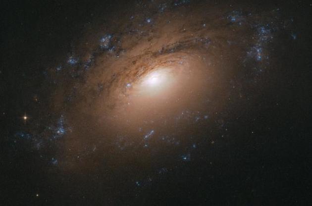 "Хаббл" сделал снимок галактики "вверх тормашками"