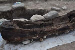 Археологи обнаружили на Алтае детское захоронение в виде лодки