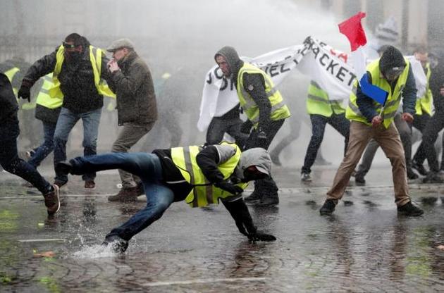 Полиция разогнала протест "желтых жилетов" во Франции водометами