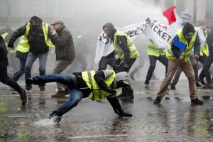 Поліція розігнала протест "жовтих жилетів" у Франції водометами