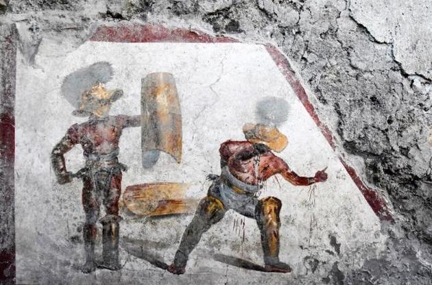 В Помпеях обнаружили фреску с гладиаторами