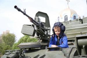 У Харківський військовий інститут танкових військ вперше взяли дівчат