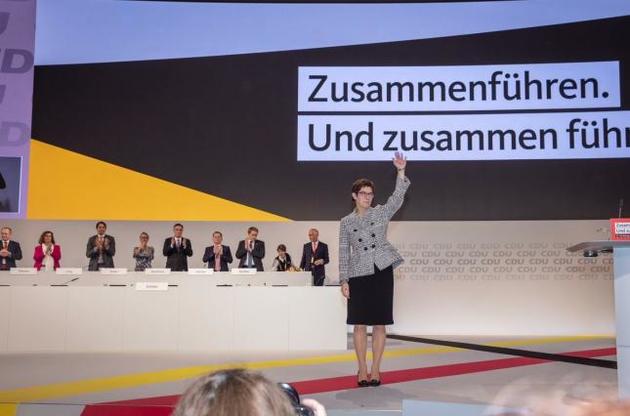 Преемница Меркель в ХДС и главы Евросовета поздравила Зеленского с победой "Слуги народа"