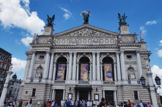 Артисти Львівської національної опери піднесли городянам прекрасний подарунок
