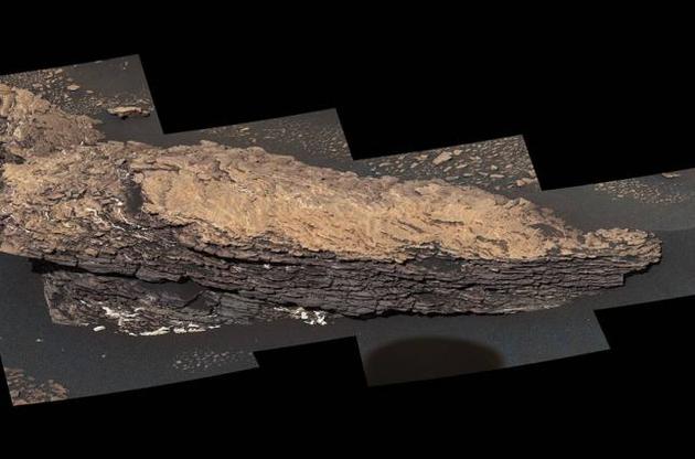 Скеля складається з десятків шарів осадових порід