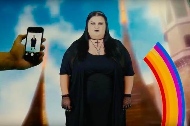 В клипе Alyona Alyona защищает школьников от хулиганов