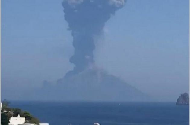 Вулкан Стромболи в Италии в очередной раз напугал туристов извержением