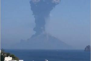 Вулкан Стромболи в Италии в очередной раз напугал туристов извержением