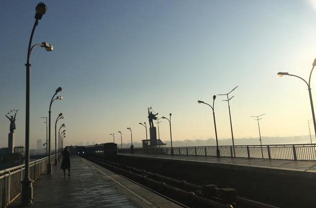 "Захват" моста метро в Киеве: неизвестный открыл огонь